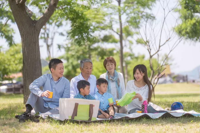 家族全員楽しそうにお弁当を食べている