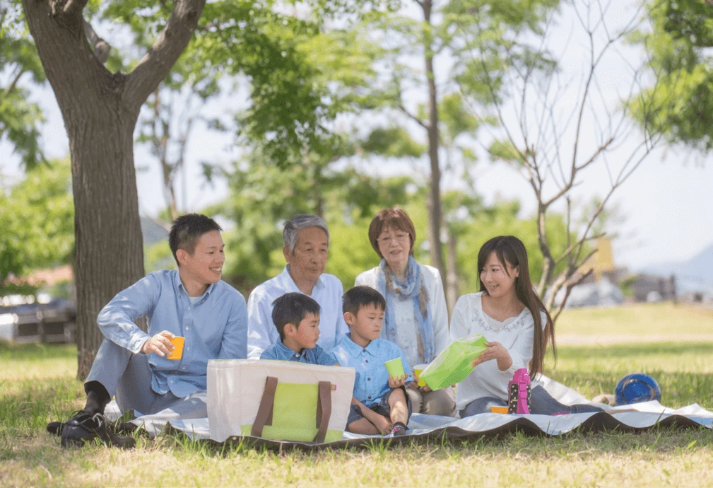 家族が楽しそうにお弁当を食べている